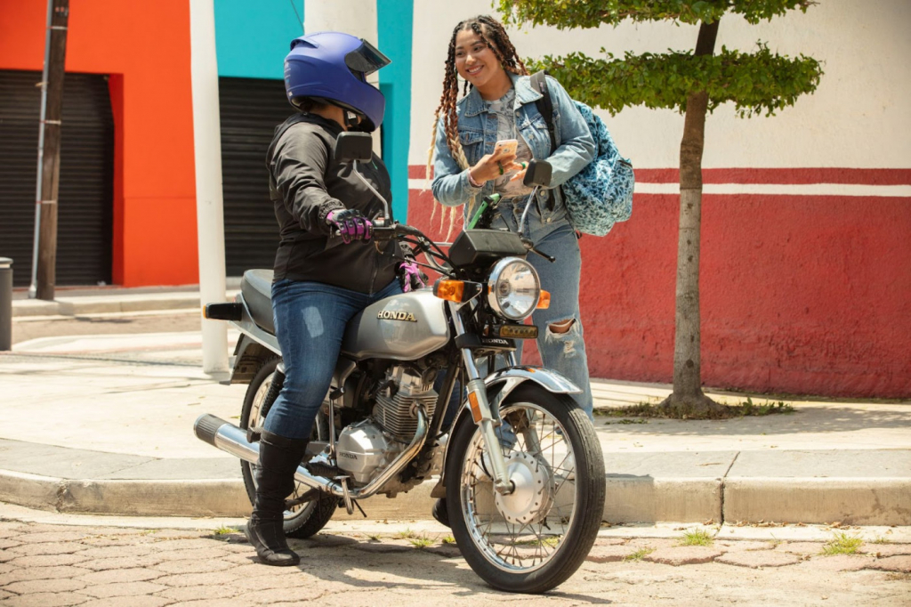 Uber anuncia opção de viagem com moto em SP e no Rio, mas prefeituras exigem suspensão do serviço