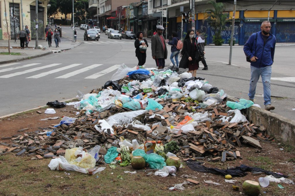 Moradores de São Paulo reclamam do aumento do lixo nas ruas