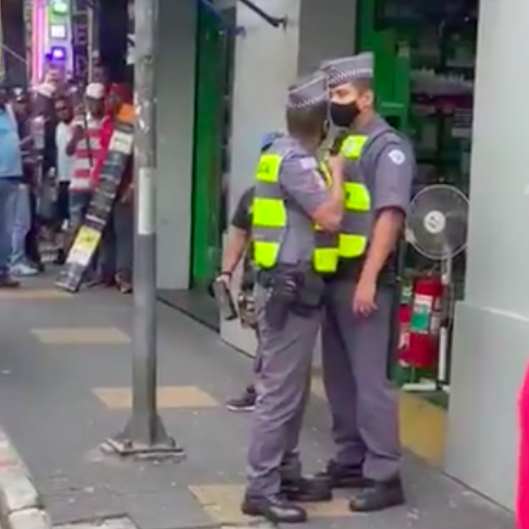 Policial aponta arma para outro PM durante discussão na rua; assista