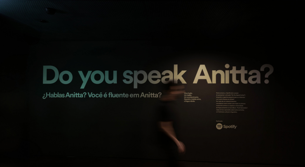 Museu da Língua Portuguesa recebe exposição ‘Você É Fluente em Anitta’ até 2 de junho