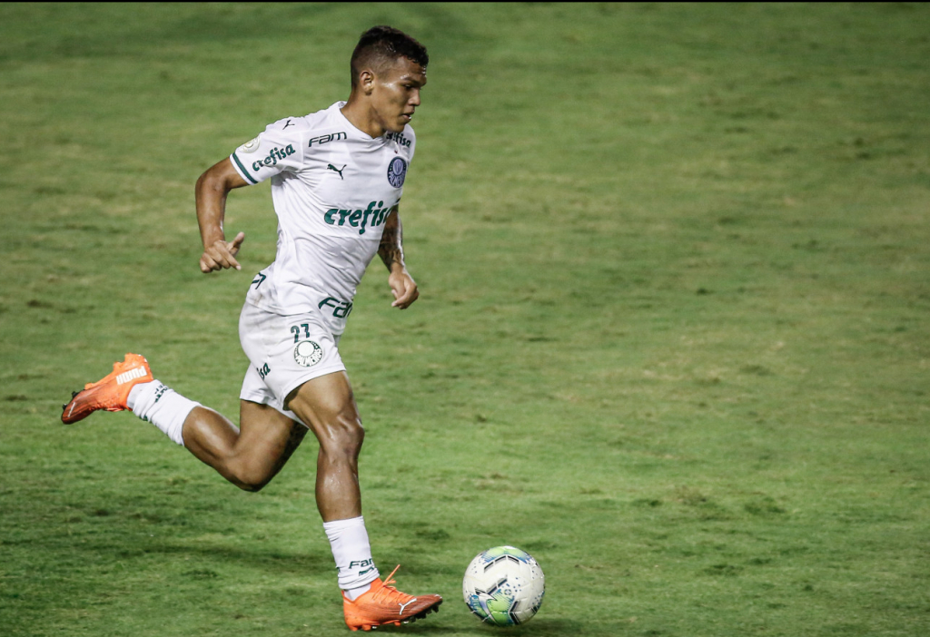 Palmeiras multa Gabriel Veron após atacante ser filmado bebendo em balada 
