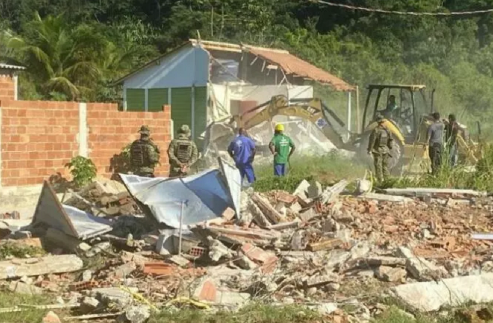 Casas irregulares construídas por milicianos são demolidas no RJ