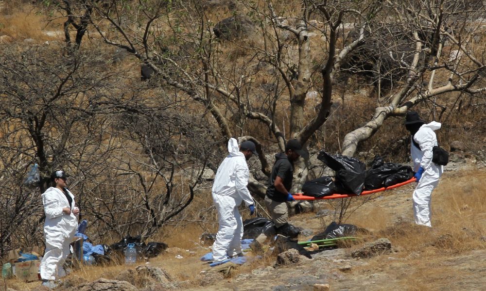 Polícia do México encontra 45 sacos contendo restos humanos durante busca por jovens desaparecidos