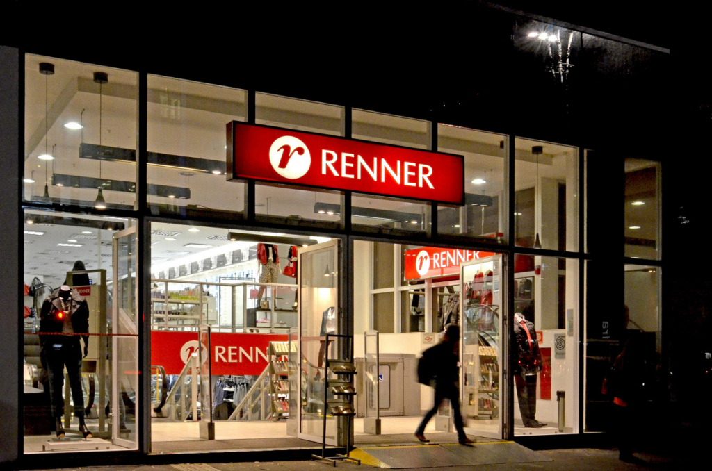 Cliente negra é constrangida por funcionária da Renner em loja no Rio; assista