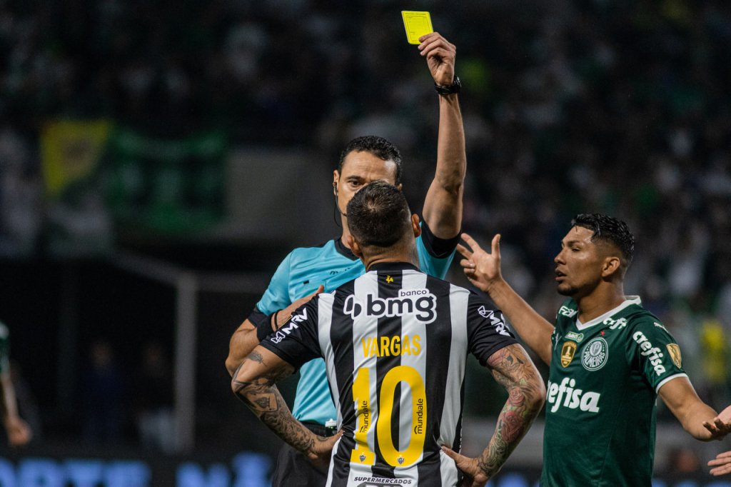 Vargas revela sinais de depressão após expulsão em jogo do Atlético-MG na Libertadores