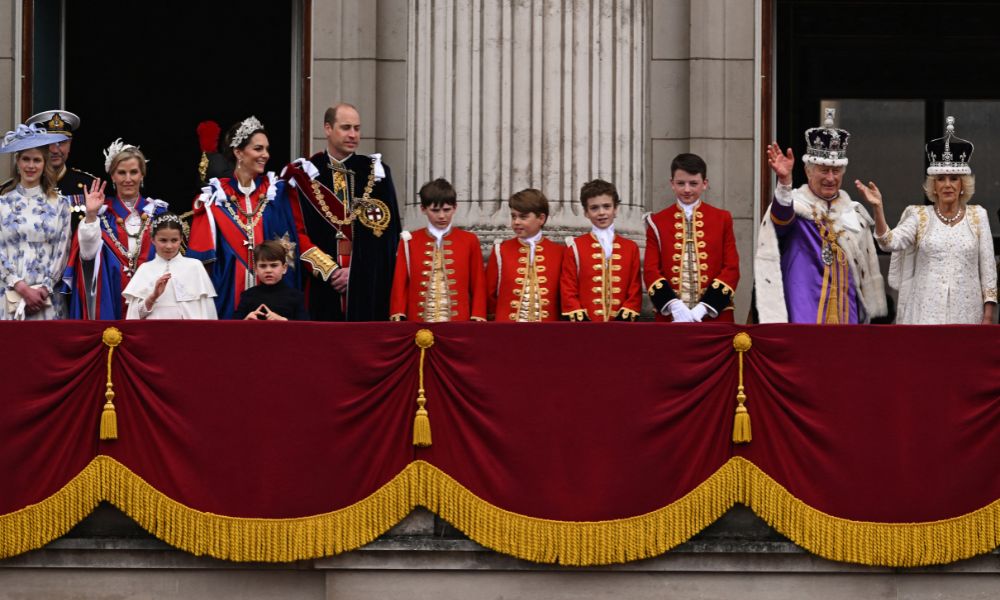 Príncipe Harry e Andrew ficam de fora da tradicional foto na sacada da família real