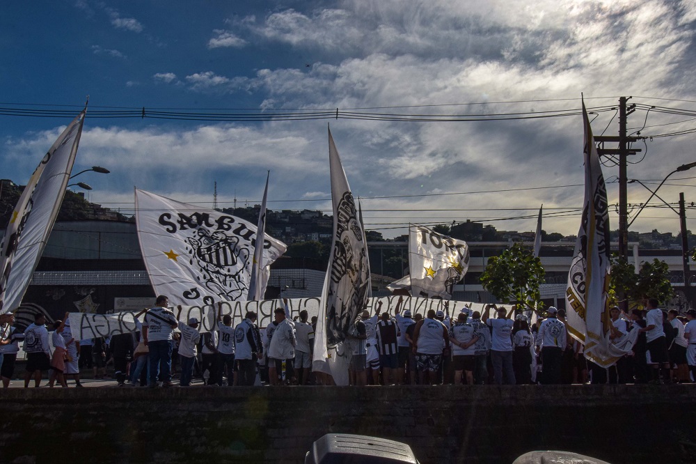 Torcida do Santos faz protesto com caixões, desafia ‘elenco frouxo’ para um jogo e tenta invadir CT