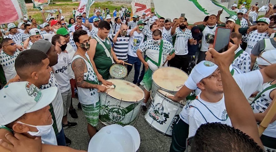 Torcida do Palmeiras faz festa durante embarque do time para a Argentina