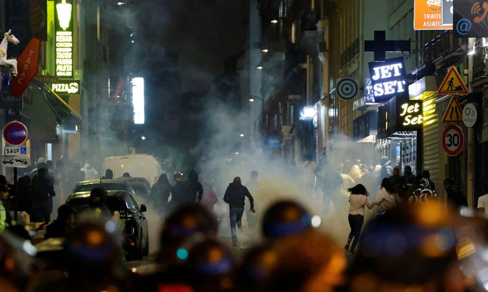 Sexta noite de protesto na França é marcada por vandalismo, morte de bombeiro e prisão de 157 pessoas