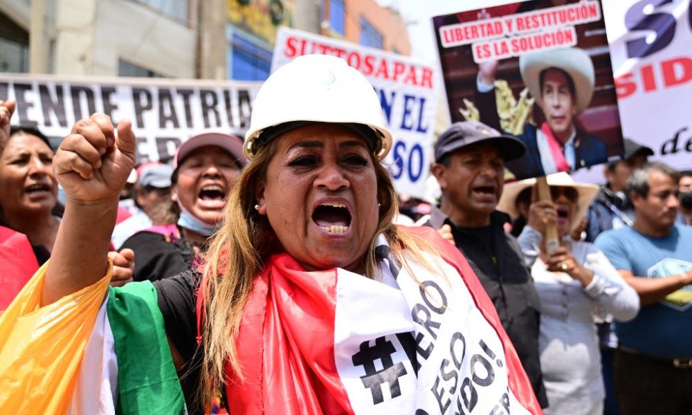 Peru entra em estado de emergência devido à onda de protestos violentos
