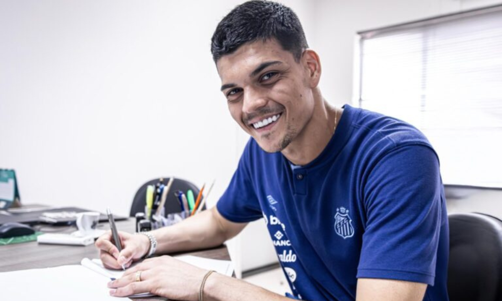 Santos anuncia renovação de Gabriel Brazão 