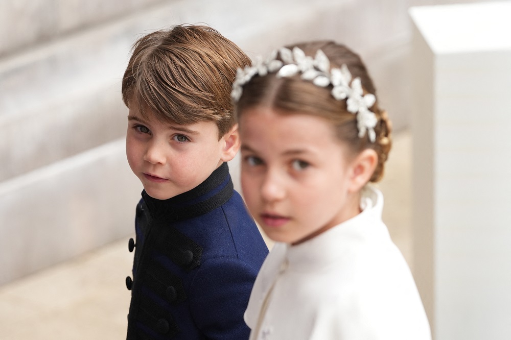 Príncipe Louis e princesa Charlotte protagonizam momentos de fofura na coroação do avô; confira