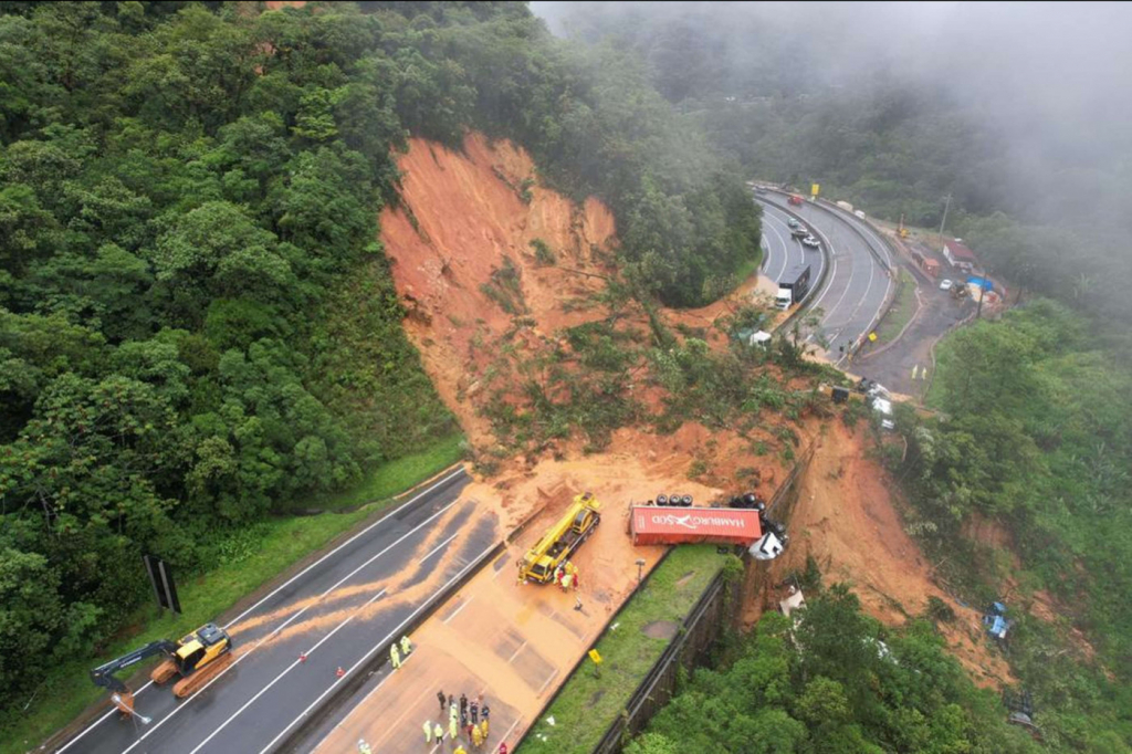 Deslizamento na BR-376 no Paraná deixa ao menos 30 desaparecidos; autoridades alertam para risco de novos desabamentos