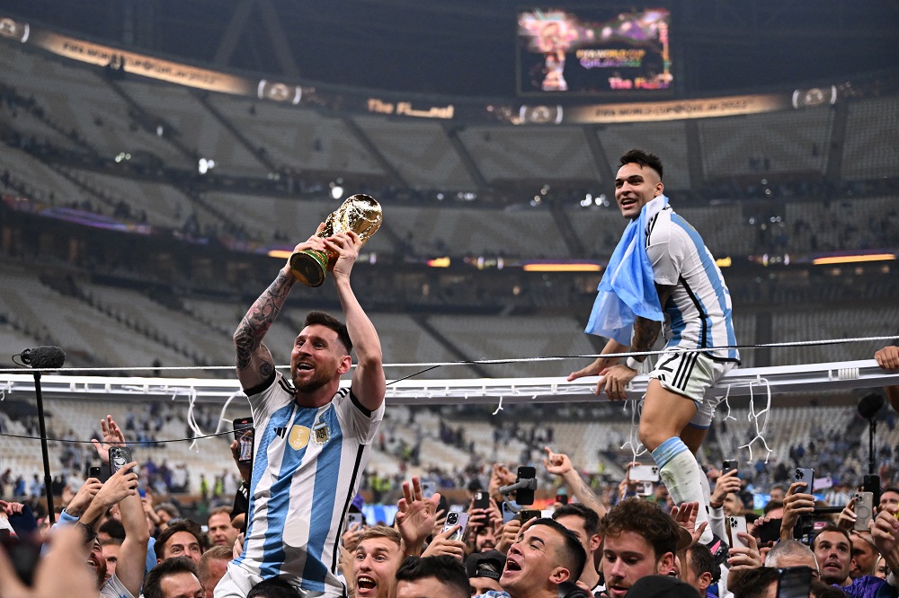 Com volta olímpica, queima de fogos e exibição do troféu, Argentina reencontra torcida após título da Copa do Mundo