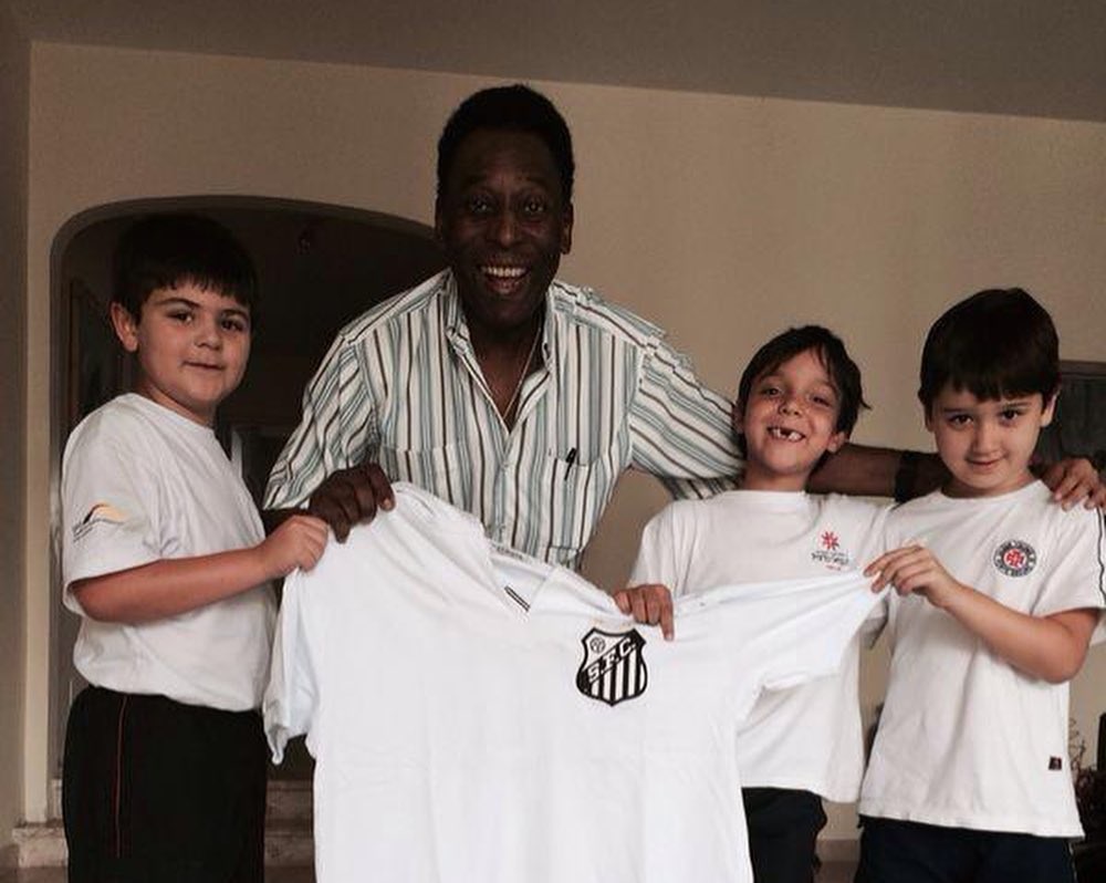 Netos de Pelé homenageiam o legado do avô após morte do ex-jogador: ‘Dia mais doloroso da minha vida’