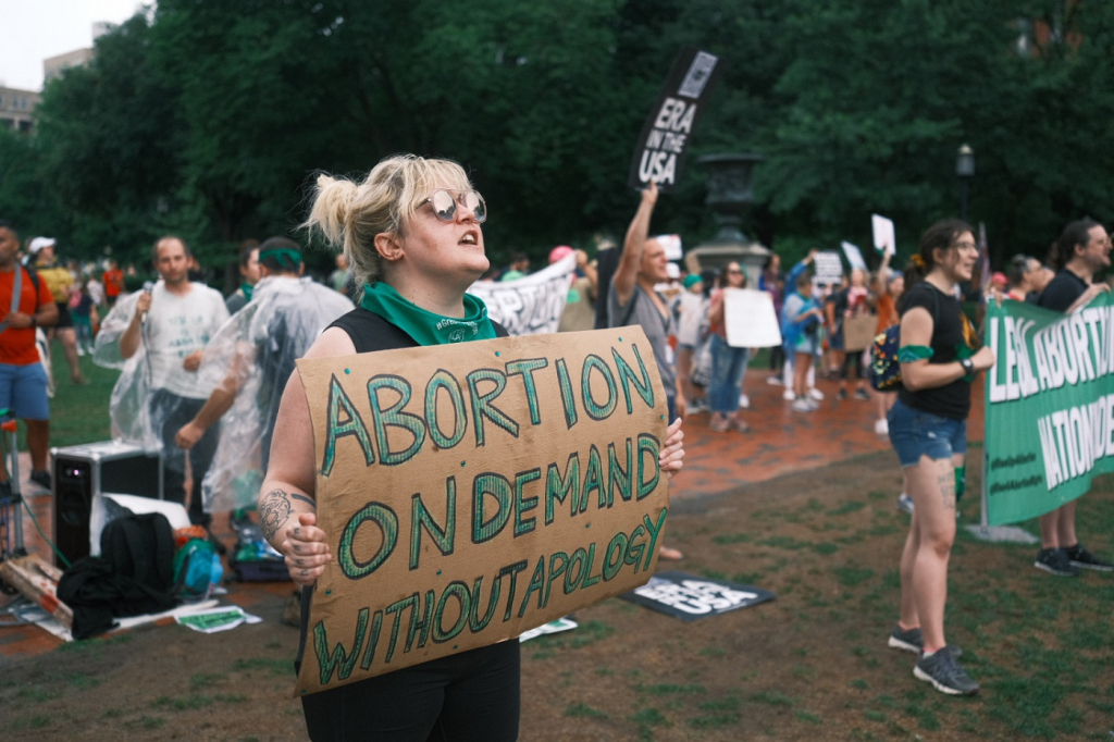 Protesto reúne centenas em frente à Casa Branca contra decisão sobre aborto