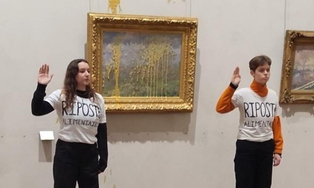 Mulheres jogam sopa em quadro de Monet exposto em museu na França