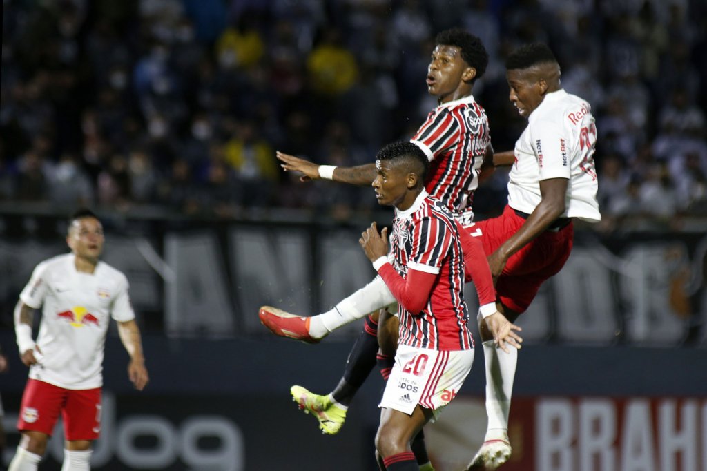 São Paulo desperdiça chances contra o RB Bragantino e perde a 1ª desde o retorno de Ceni