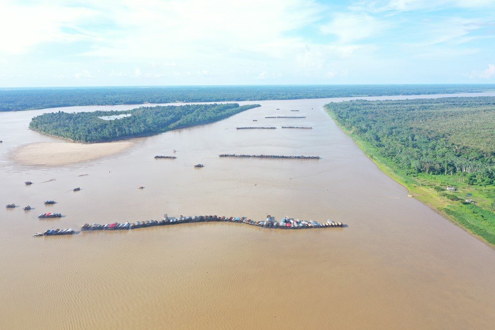 Centenas de balsas de garimpo ilegal atracam no Rio Madeira, no Amazonas
