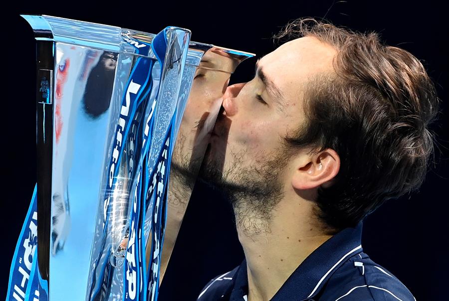 Invicto, Medvedev supera Thiem e conquista ATP Finals pela primeira vez