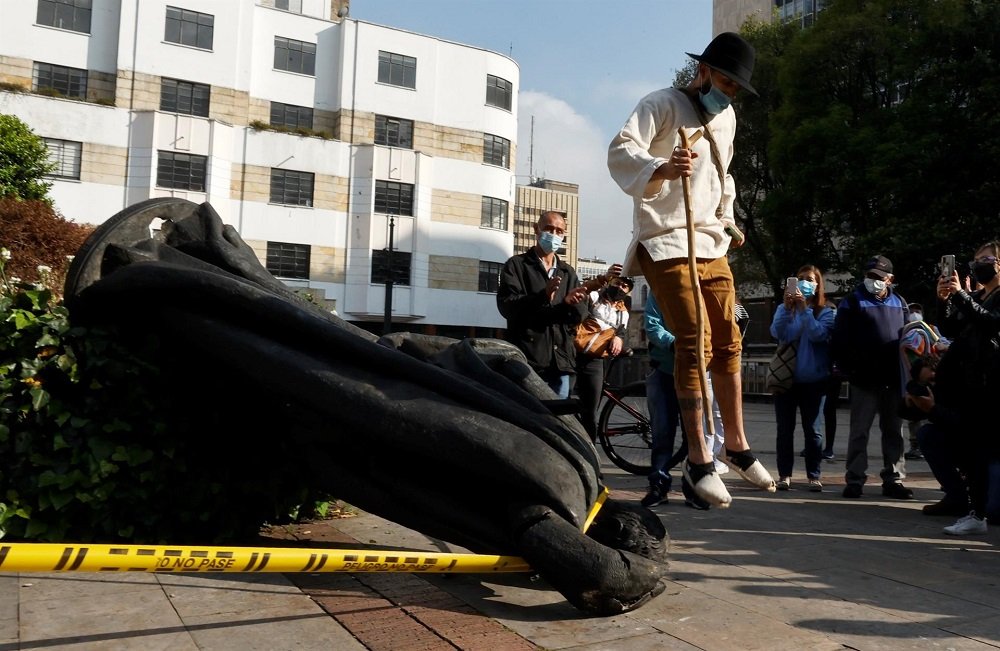 Manifestações na Colômbia: Indígenas derrubam estátua do fundador de Bogotá