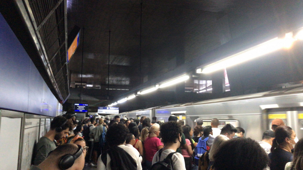 Lentidão na Linha Azul do Metrô de SP causa superlotação em estações 