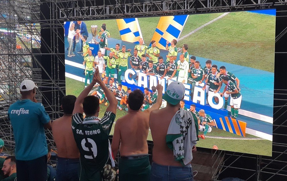 Com visão bloqueada devido a show no Allianz, torcedores do Palmeiras celebram o título pelo telão; veja vídeos