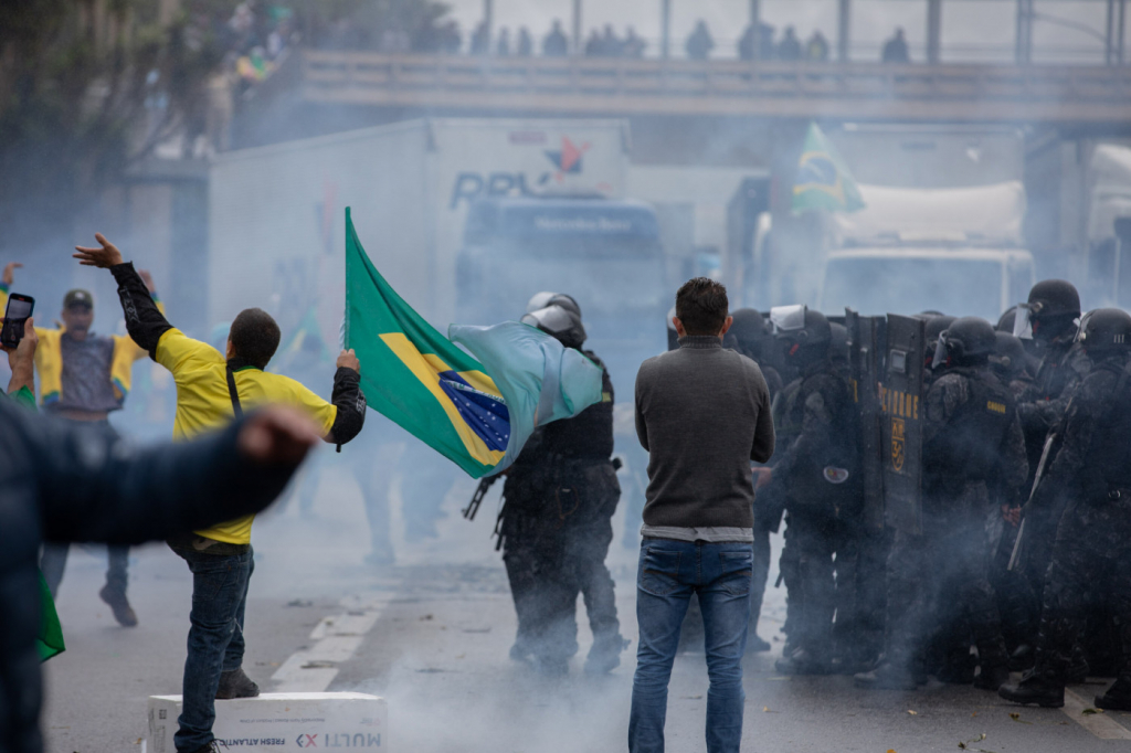Batalhão de Choque utiliza bombas de efeito moral e dispersa manifestantes da Rodovia Castello Branco, em São Paulo