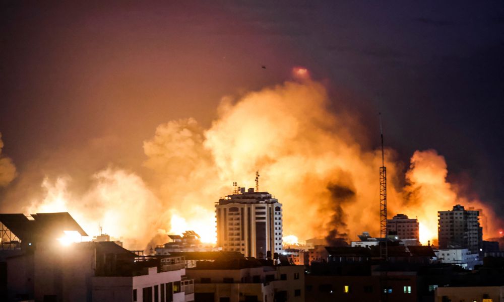 Israel realiza intenso bombardeio em Gaza, e Netanyahu alerta que é apenas o início: ‘Acabamos e começar’