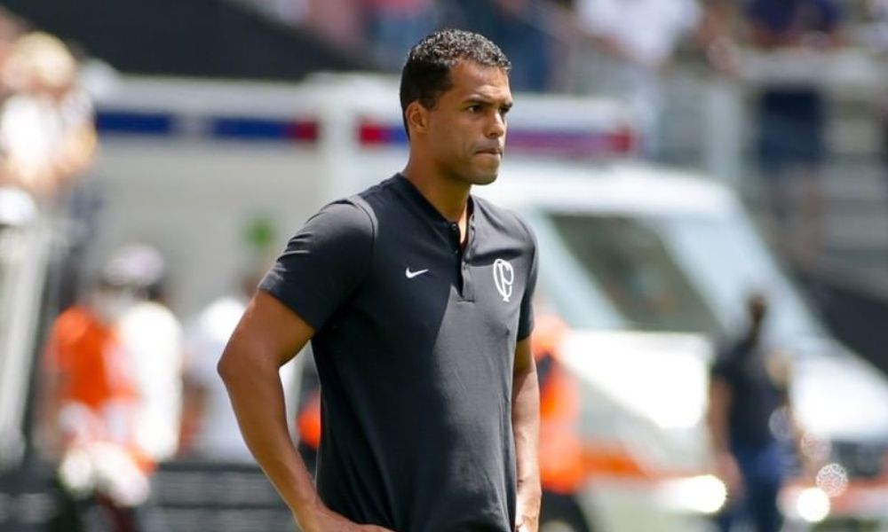 Corinthians surpreende e anuncia Fernando Lázaro como novo técnico