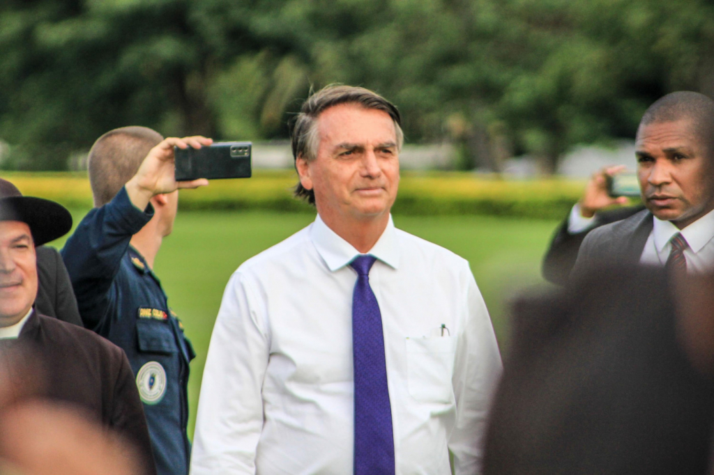Exclusivo: Ex-presidente Bolsonaro emite passagem aérea de retorno para o Brasil