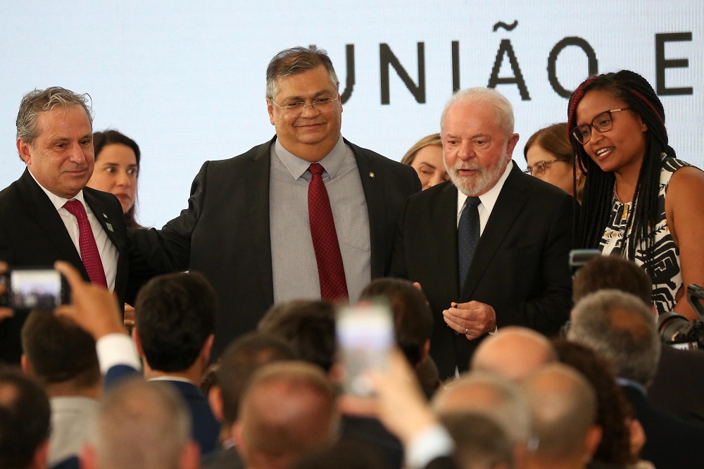 Lula reduz limites de armas e passa fiscalização dos CACs para a PF