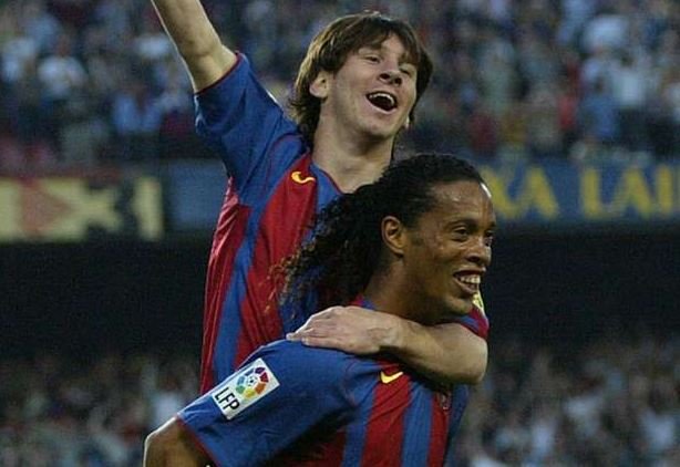 Ronaldinho Gaúcho manda recado para Messi e exalta PSG: ‘Cheiro de Champions’