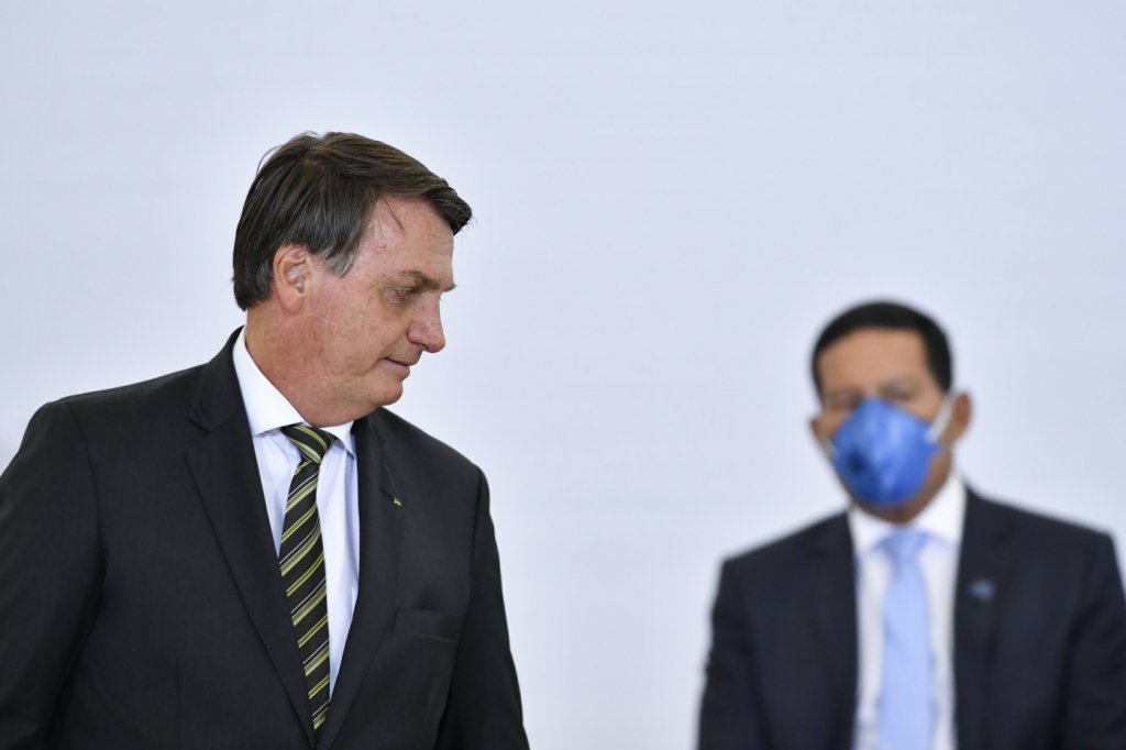 Bolsonaro desconversa sobre 2022 e diz que Mourão ‘atrapalha às vezes’