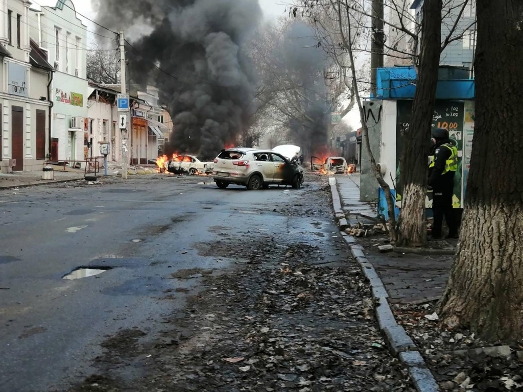 Bombardeio russo em Kherson mata dez e fere 55 em véspera de Natal