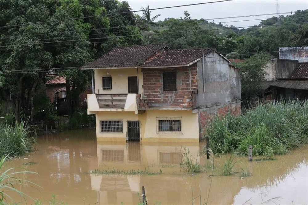 Sobe para 24 o número de mortos pelas tempestades na Bahia