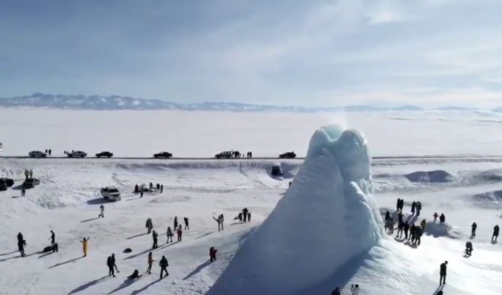 ‘Vulcão de gelo’ que jorra vapor surge no inverno do Cazaquistão; veja vídeo
