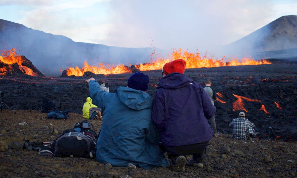 Vulcão adormecido entra em erupção perto da capital da Islândia e atrai mais de mil curiosos