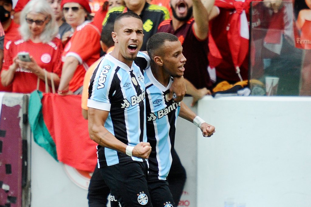 Grêmio atropela o Inter no primeiro jogo da semifinal do Campeonato Gaúcho