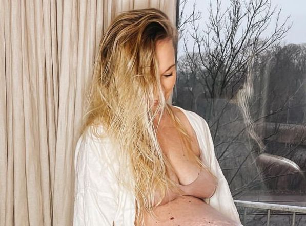 Grávida de trigêmeos choca web ao mostrar barriga no pré-parto; veja fotos