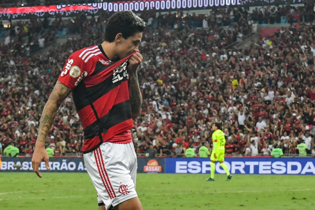 Flamengo domina, vence Palmeiras e entra de vez na briga pelo título do Brasileirão