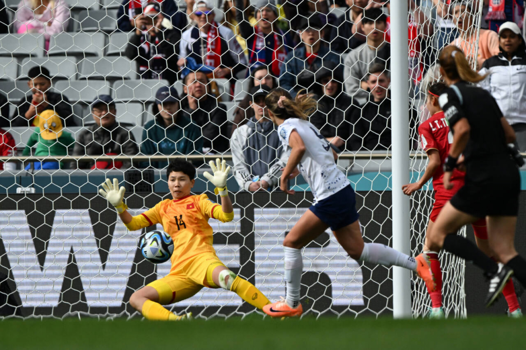 Goleira do Vietnã se destaca, mas Estados Unidos vencem por 3 a 0 em estreia na Copa feminina