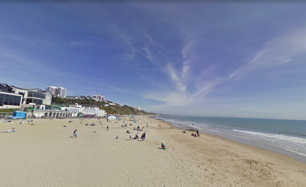 Polícia procura adolescente que estuprou garota de 15 anos dentro do mar em praia lotada da Inglaterra