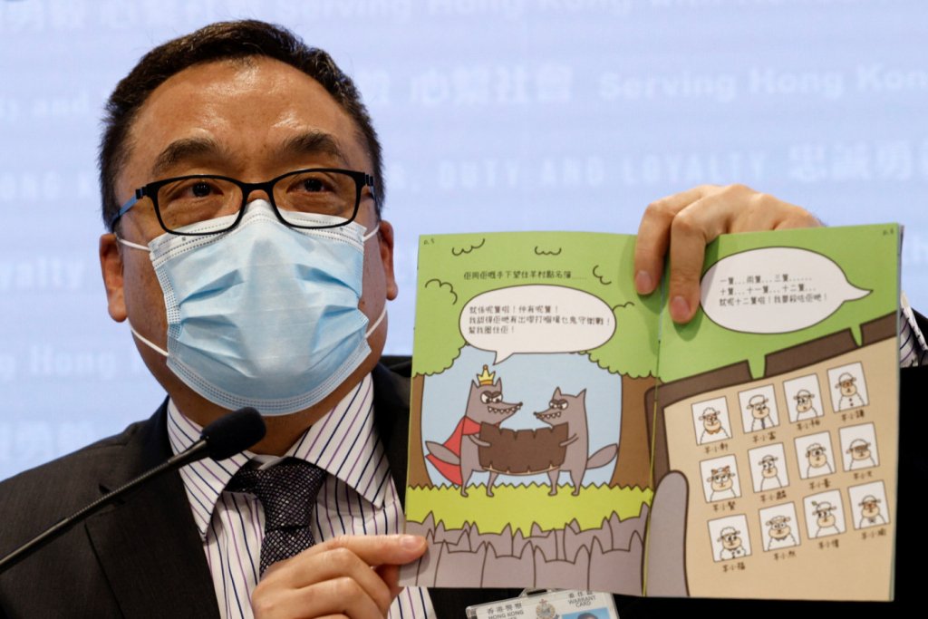 Autores de livro infantil são presos em Hong Kong acusados de ‘incitar o ódio’ contra o governo