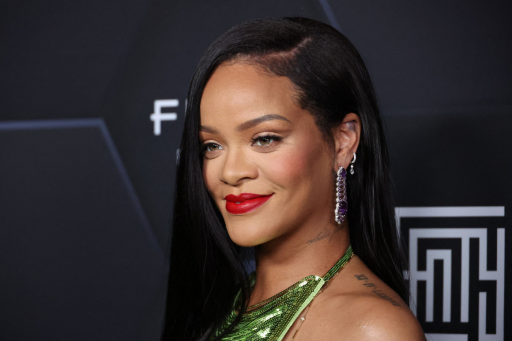 Rihanna deve sair em turnê mundial após show no Super Bowl