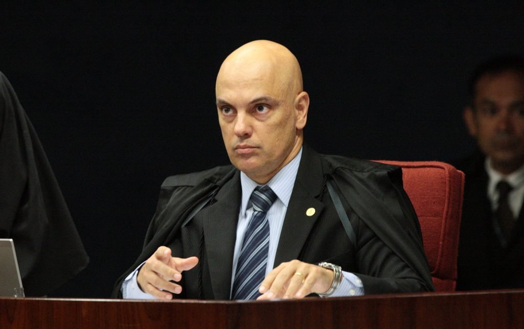 Alexandre de Moraes pede vista e STF suspende julgamento sobre decretos de armas