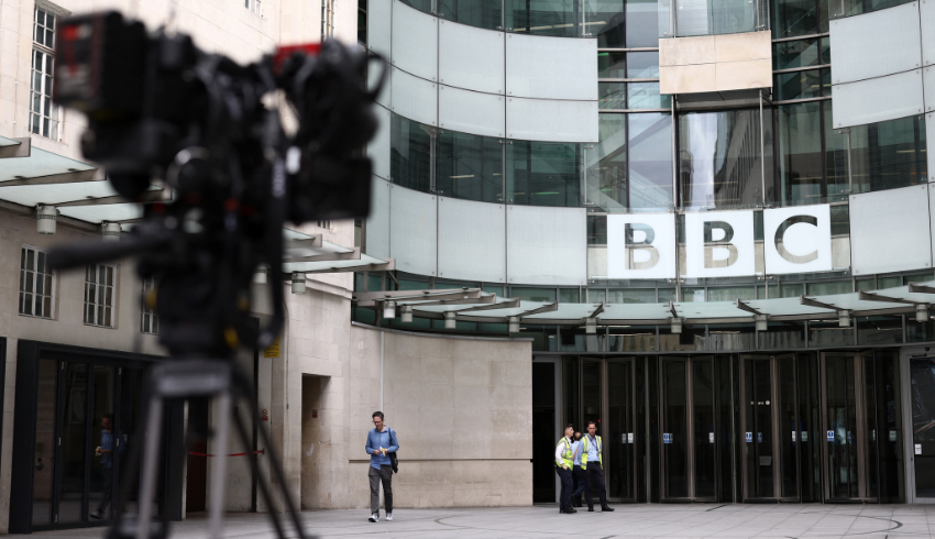 Apresentador da BBC é tirado do ar após acusação de pagar menor de idade por fotos íntimas