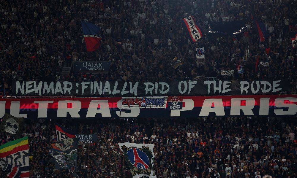 Liga Francesa estuda punição à torcida do Paris Saint-Germain por cantos homofóbicos