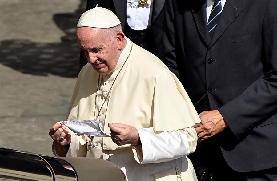 Papa Francisco faz piada com brasileiros: ‘É muita cachaça e pouca oração’