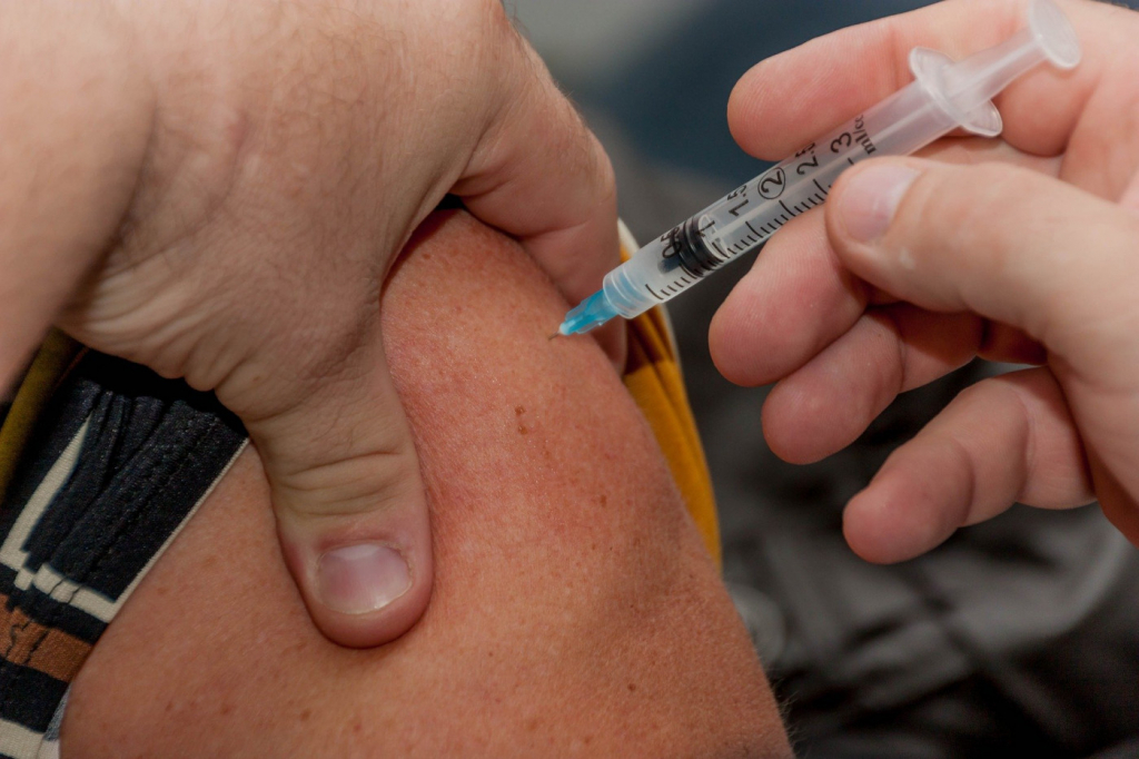 Rio de Janeiro deve normalizar vacinação contra a gripe nesta quarta-feira
